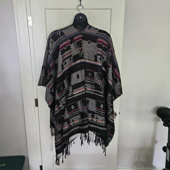 Aztec Patterned Shawl - Picture 2 of 4